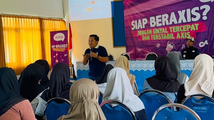 ENERJIK: Direktur Kabar Madura Group Hairul Anam berbagi wawasan dan pengalaman terkait AI di SMA Muhammadiyah 1 Sumenep. (Moh Razin/Kabar Madura)