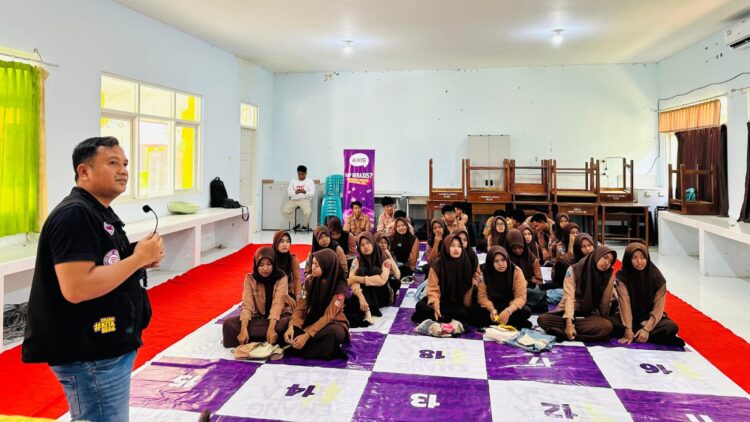 ENERJIK: Territory Sales Manager XLSMART area Pamekasan Maidi, berbagi wawasan dan pengalaman terkait AI di SMAN 3 Sampang. (Moh Subhan/Kabar Madura)
