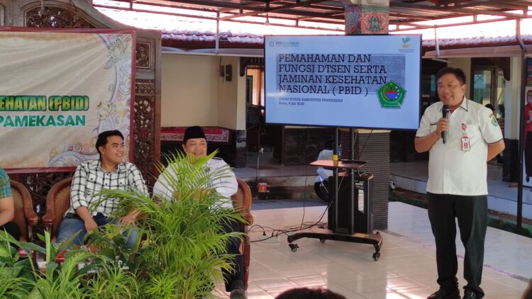 PARTISIPATIF: Kadinsos Pamekasan Herman Hidayat Santoso (pegang mik) ingin masyarakat terlibat dalam pemutakhiran data. (Khoyrul Umam Syarif/Kabar Madura)