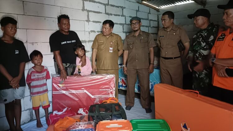 TELITI: Kepala Dinsos Pamekasan Herman Hidayat Santoso (tengah) membuka peluang untuk memaksimalkan akurasi data bansos. (Khoyrul Umam Syarif/Kabar Madura)
