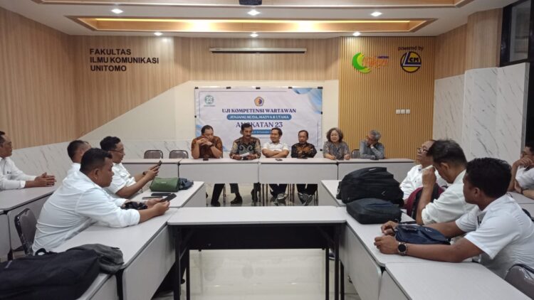 KOMPETEN: Para wartawan foto bersama penguji UKW usai dinyatakan kompeten. (Jajag/Kabar Madura)