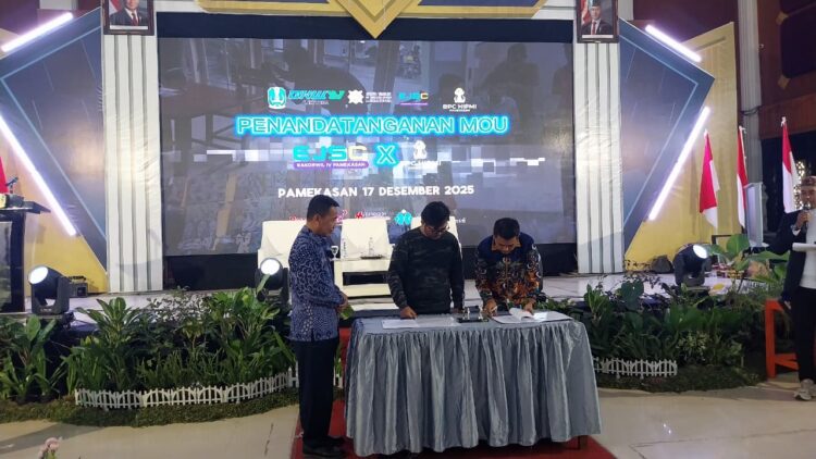 SPEKTAKULER: Ketua Umum BPC HIPMI Pamekasan Ach. Kusairi (kanan) dan Perwakilan MJC Ardiansyah Romadhon saat teken MoU. (Khoyrul Umam Syarif/Kabar Madura)