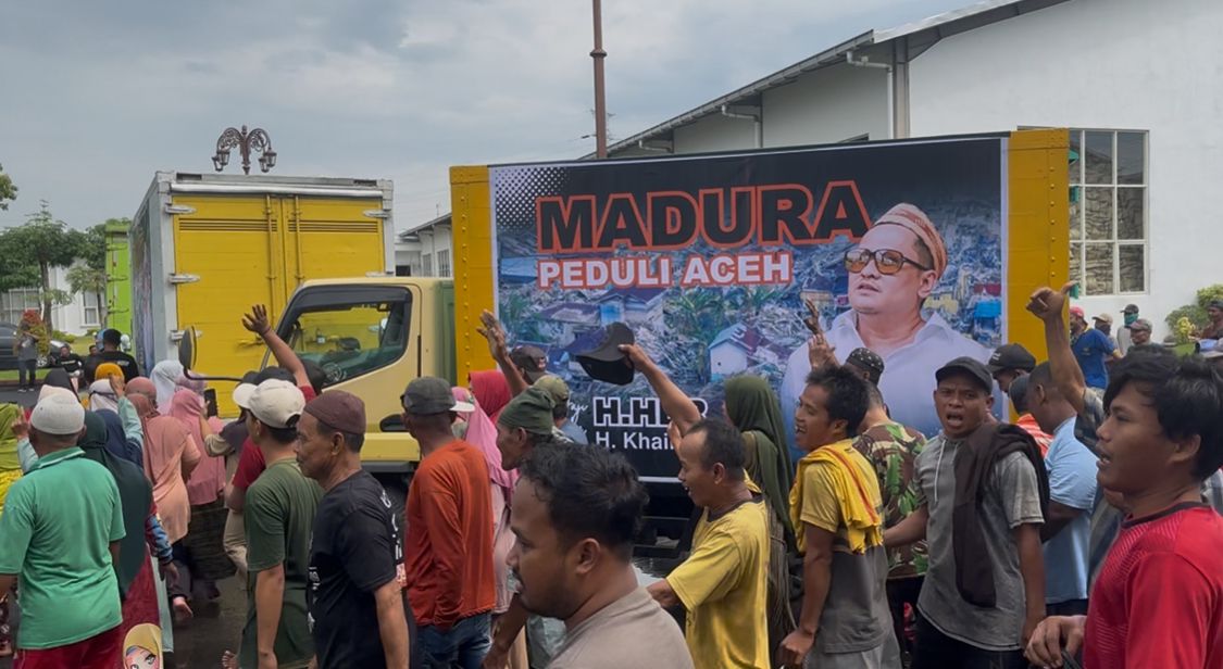 SPIRIT KEMANUSIAAN: Haji Her mengirim bantuan ke Aceh menggunakan tujuh truk. (Khoyrul Umam Syarif/Kabar Madura)