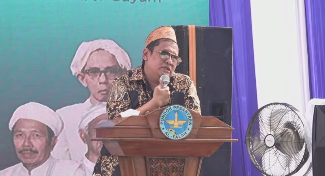 SEDEKAH AKBAR: Di momentum peringatan Harlah ke-101 Pondok Pesantren Al Falah Sumber Gayam, Haji Her menyumbang Rp1 miliar untuk penguatan ekonomi pesantren. (Ist/Kabar Madura)