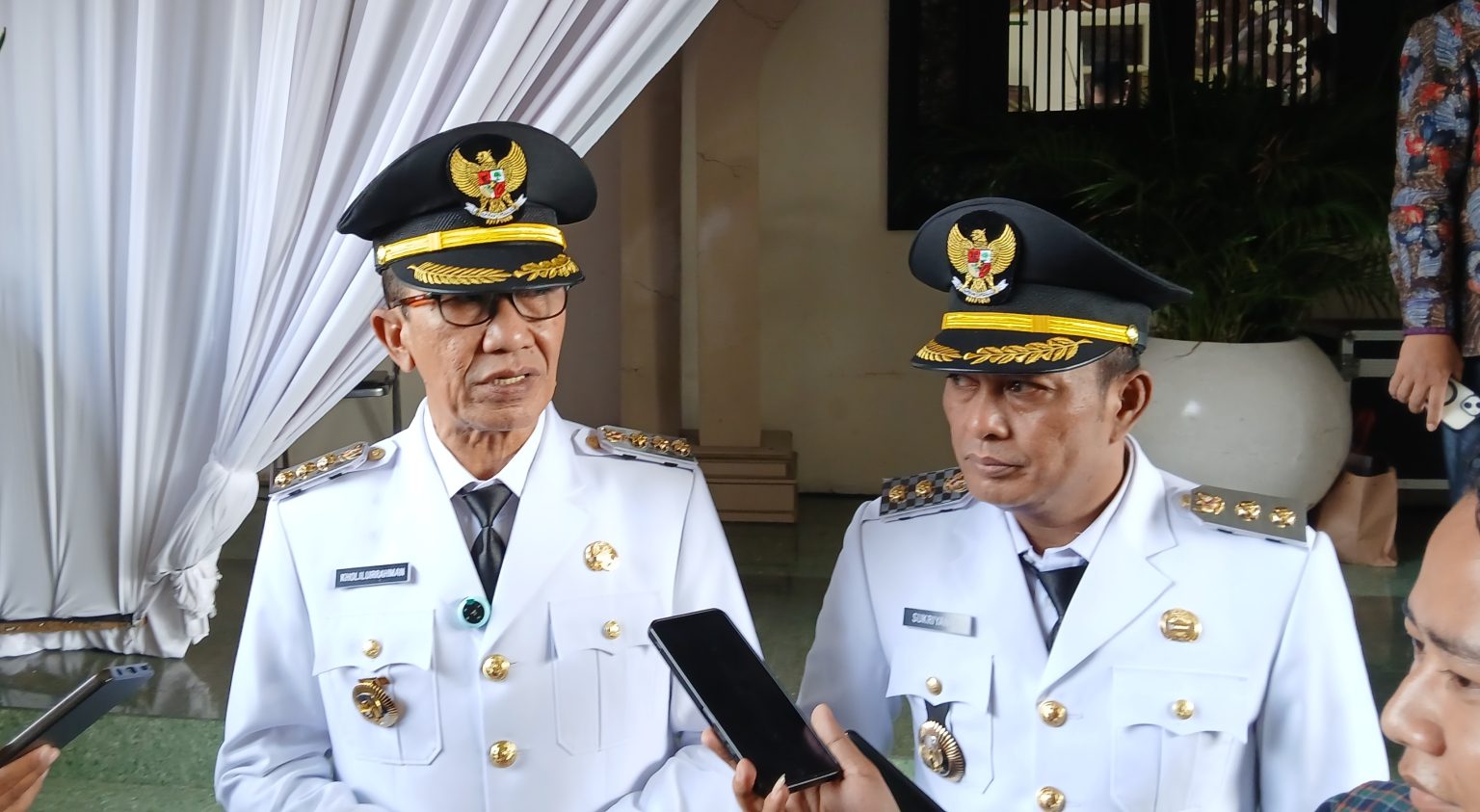 GOOD GOVERNANCE: Bupati Pamekasan KH. Kholilurrahman (kiri) didampingi Wabup H. Sukriyanto saat diwawancarai wartawan. (Ist/Kabar Madura)