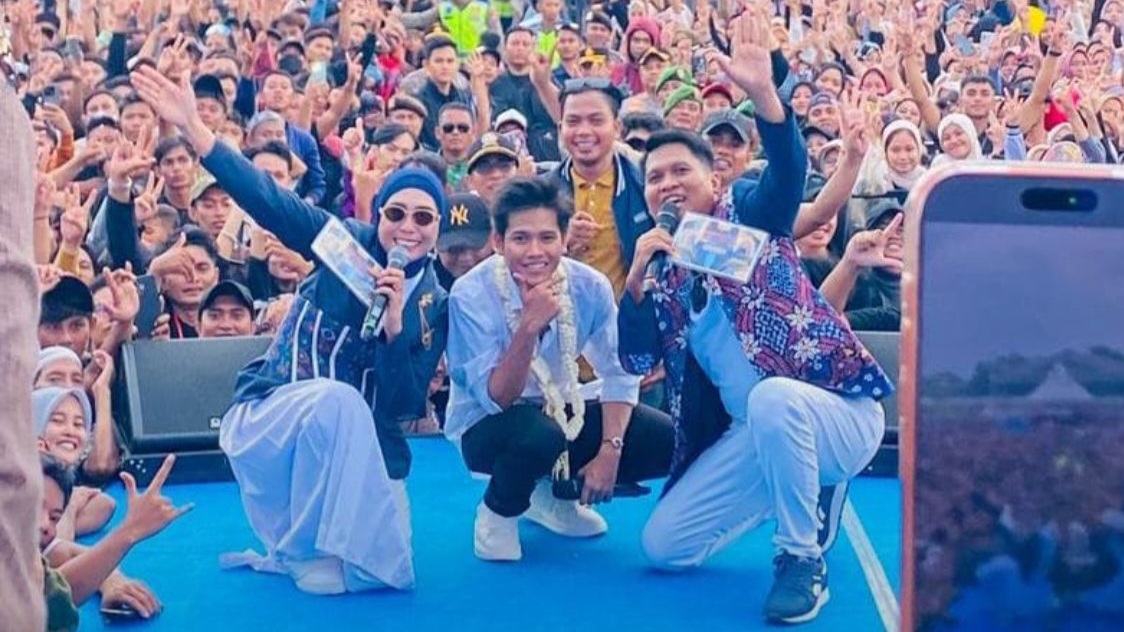 MEMBAWA BERKAH: Di tengah-tengah konser Valen DA 7 di Pamekasan, panitia berhasil mengumpulkan Rp1,1 miliar donasi untuk korban banjir Aceh dan Sumatra. (Khoyrul Umam Syarif/Kabar Madura)