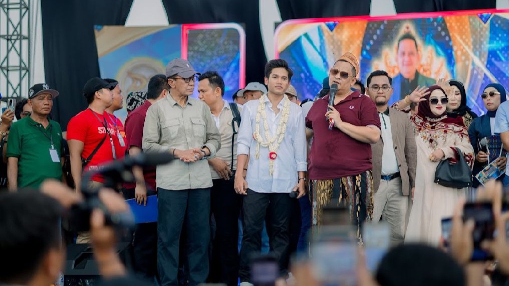 TEBAR BAHAGIA: H. Khairul Umam selaku Owner Bawang Mas Group saat duet bernyanyi dengan Valen di Stadion Gelora Madura Ratu Pamelingan. (Ist/Kabar Madura)