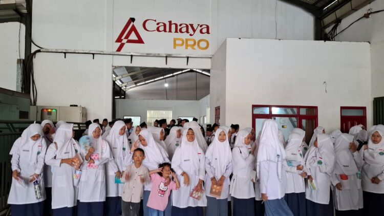 FUTURISTIK: Ratusan santri IBS PKMKK saat menjelajahi dunia kewirausahaan di PR Cahaya Pro. (Khoyrul Umam Syarif/Kabar Madura)