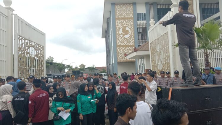 SUARAKAN KEADILAN: BEM UPI Sumenep mendemo DPRD setempat guna mengkritik dinamika dampak dari Pilkada tidak langsung. (Zen/Kabar Madura)