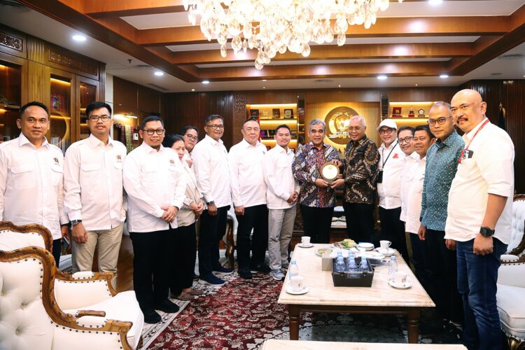 TIDAK LUPA SEJARAH: Suasana pengurus PWI Pusat saat audiensi dengan Ketua MPR RI. (Lutfil Hakim/Kabar Madura)