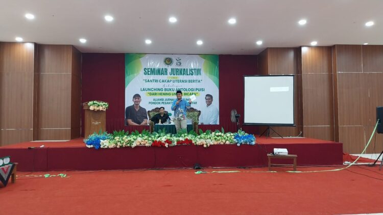 TERAMPIL: Wartawan Kabar Madura Khoyrul Umam Syarif saat mengisi seminar di Pesantren Darul Ulum Banyuanyar. (Safira Nur Laily/Kabar Madura)