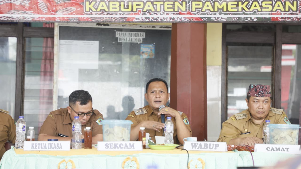 TEGAS: Wabup Pamekasan H. Sukriyanto saat acara Rapat Koordinasi dan Evaluasi bulanan Kades dan Lurah se-kecamatan Pamekasan di Balai Desa Jelmak. (Ist/Kabar Madura)