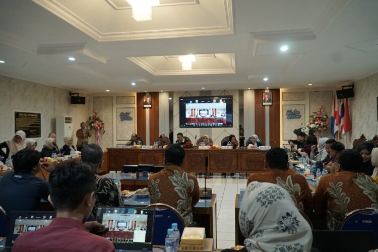 FUTURISTIK: Unitomo Surabaya saat menggelar kegiatan evaluasi ini dihadiri oleh jajaran otoritas pendidikan tinggi nasional dan wilayah. (Slow/Kabar Madura)