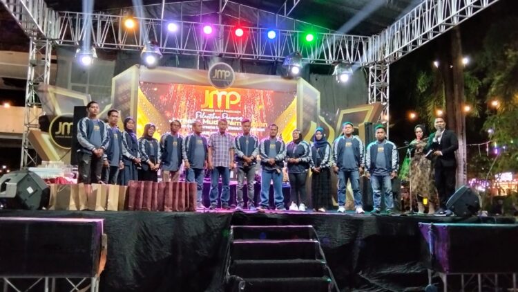 ENERGI MUDA: Para pengurus JMP dilantik di area monumen Arek Lancor Pamekasan. (Ist/Kabar Madura)