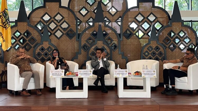 PEREMPUAN HEBAT: Rektor Unitomo Surabaya Prof. Dr. Siti Marwiyah (kerudung hitam) menekankan urgensitas kebijakan ekonomi yang pro-rakyat. (Slow/Kabar Madura)