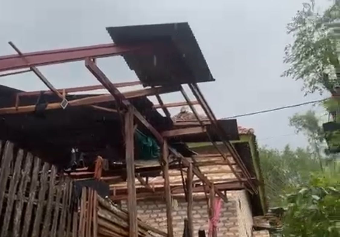 HANCUR: Puluhan rumah warga Sumenep berserakan usai diporak-porandakan puting beliung. (Moh. Razin/Kabar Madura)