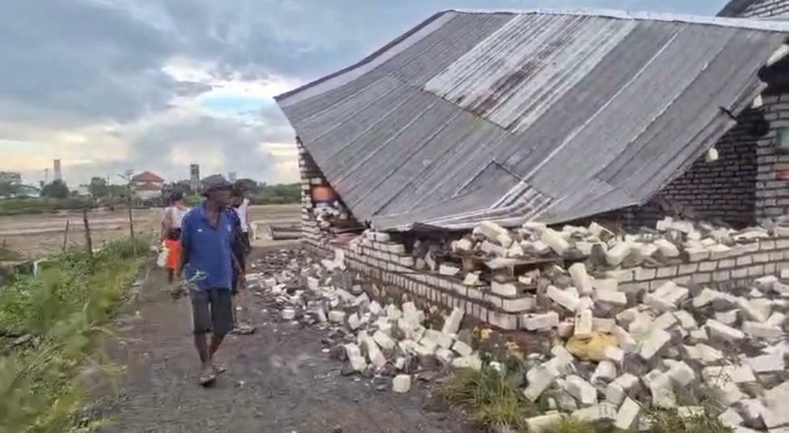 TAK TERBENDUNG: Puting beliung mengamuk di Desa Branta Pesisir, Kecamatan Tlanakan, Kabupaten Pamekasan. (Sutan Taqdir/Kabar Madura)