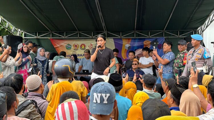 FANTASTIS: Band ST12 memeriahkan turnamen catur se-Madura yang digelar PT Bawang Mas Grup. (M. Khairul Umam/Kabar Madura)