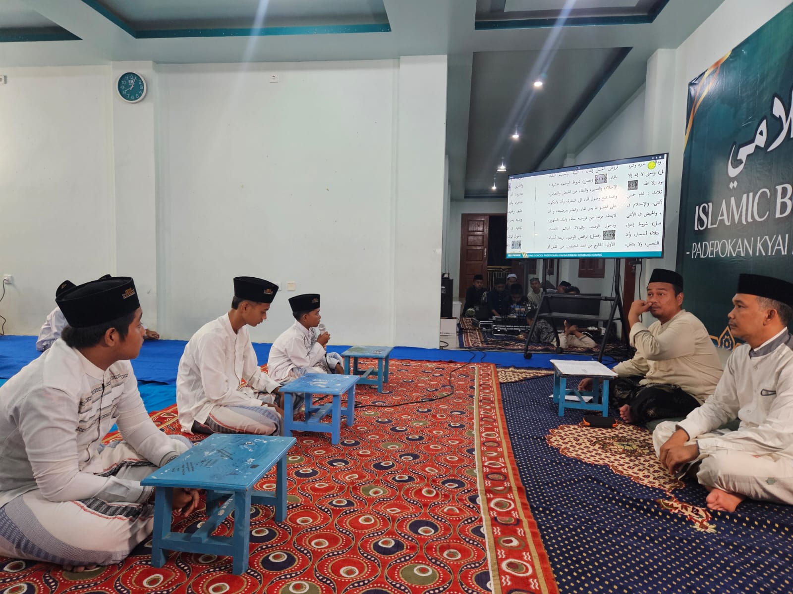FANTASTIS: IBS PKMKK menjadikan i’lan baca kitab kuning sebagai peristiwa akademik yang memiliki makna filosofis mendalam. (Achmad Muhlis/Kabar Madura)