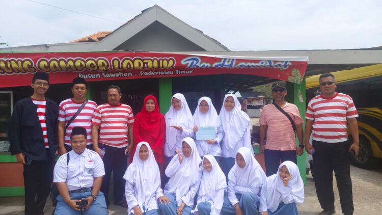 FUTURISTIK: Para siswa IBS PKMKK saat melakukan observasi mendalam terhada Lorjuk/Kerang Bambu. (Achmad Muhlis untuk Kabar Madura)