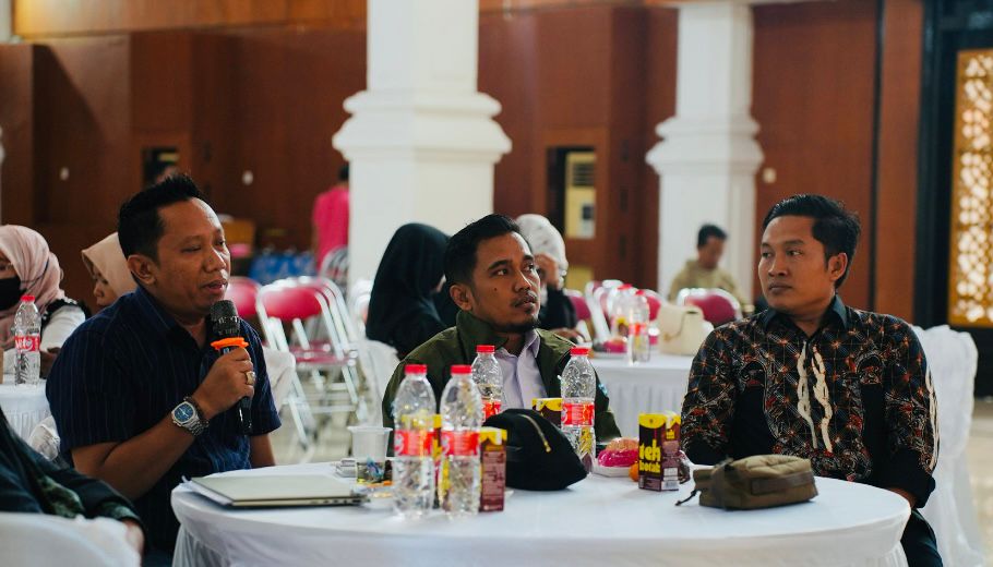 BERWAWASAN LUAS: Owner PR Cahaya Pro H. Fathor Rosi (pegang mik) berbagi masukan saat menghadiri Temu Wartawan dan Pengusaha oleh PWI Pamekasan. (Moh. Miftahol Arifin/Kabar Madura)