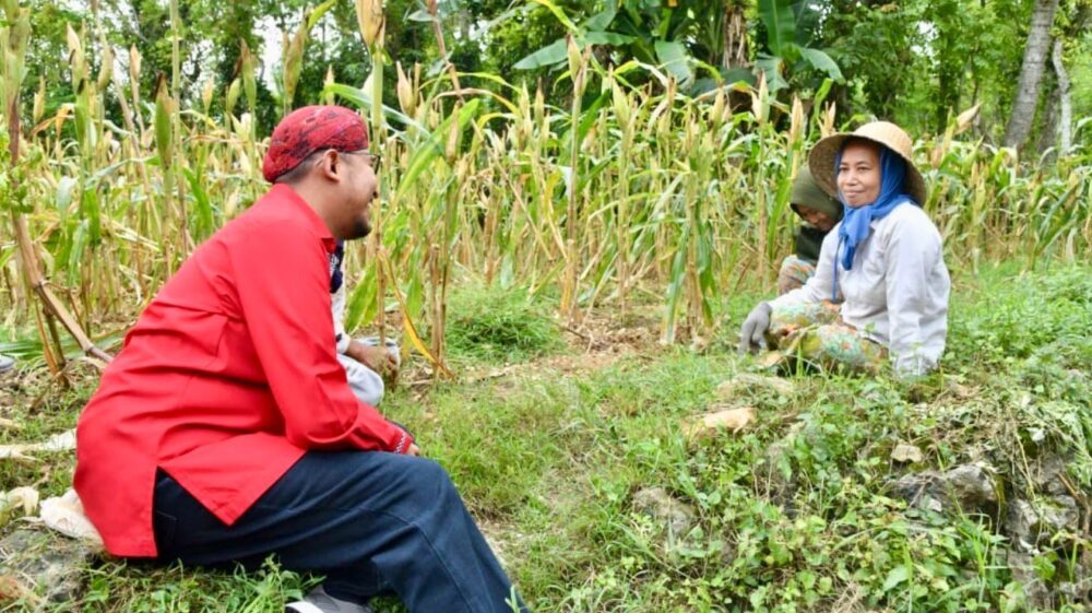 AKRAB: Bupati Sumenep Achmad Fauzi Wongsojudo saat berbincang santai dengan warganya di tegal. (Moh Razin/Kabar Madura)
