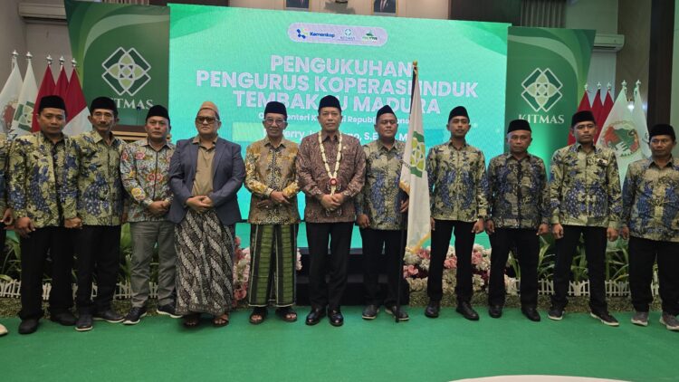 ENERJIK: Menkop RI Ferry Juliantono (tengah) usia mengukuhkan pengurus Kitmas di Graha Bawang Mas. (Hairul Anam/Kabar Madura)