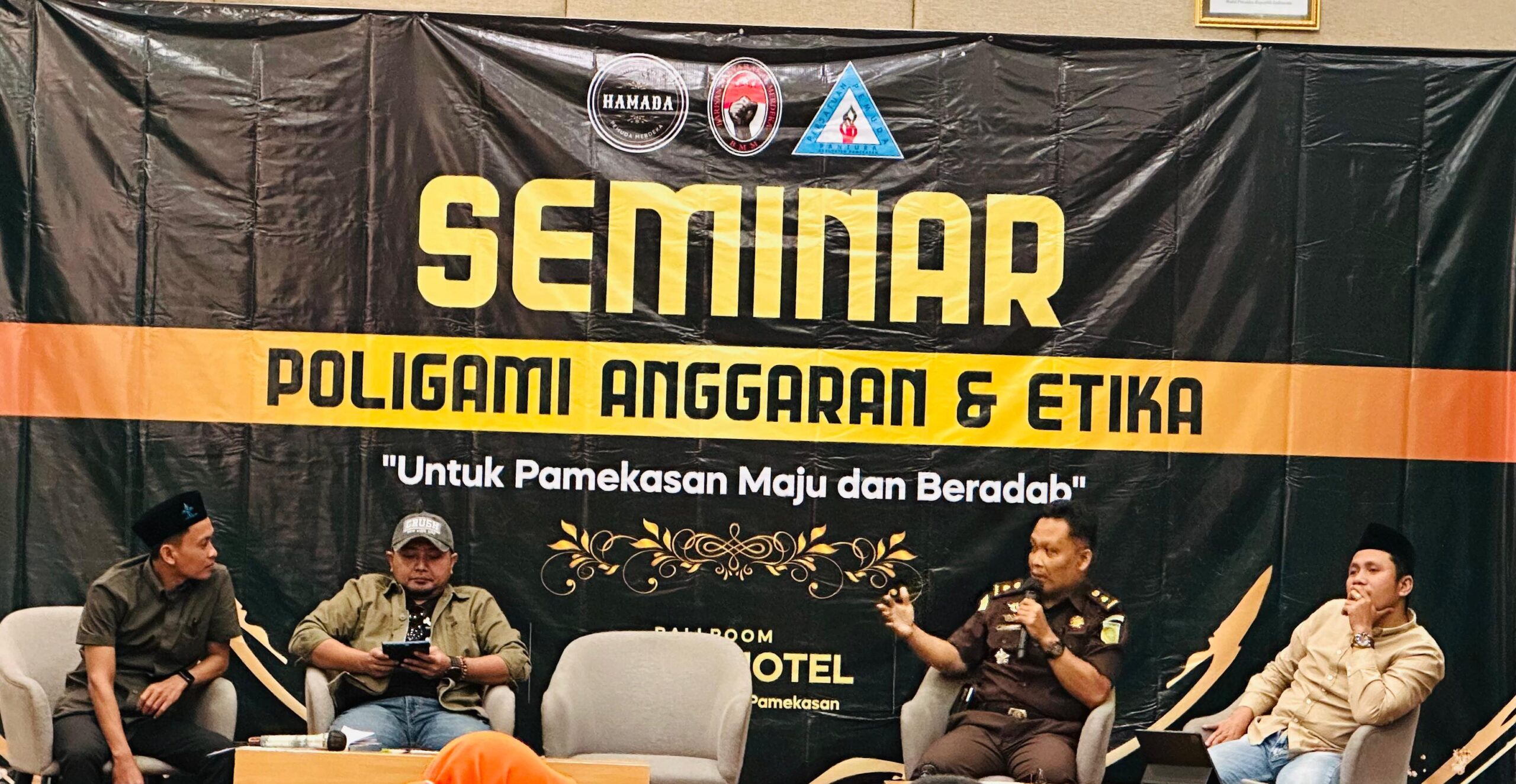 Siswanto (pegang mik), Kasipidum Kejari Pamekasan saat menjadi pemateri Seminar Poligami Anggaran dan Etika di Ballroom Hotel Azana Pamekasan. (Hairul Anam/Kabar Madura)