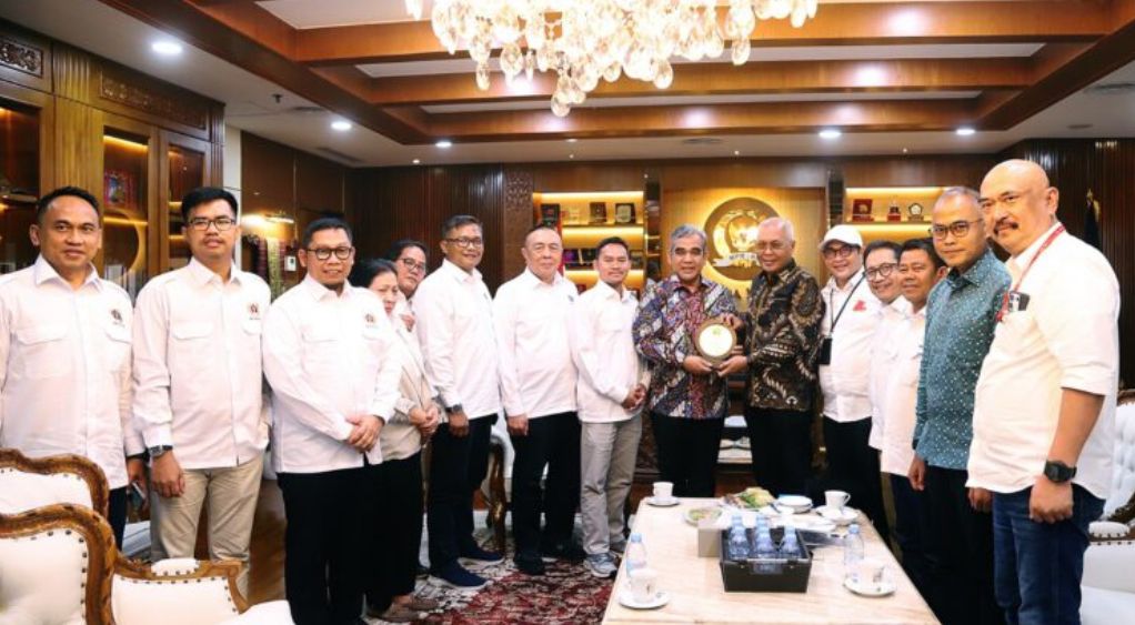 SEMANGAT: Ketum dan Pengurus PWI Pusat saat audiensi dengan Ketua MPR RI. (Lutfil Hakim/Kabar Madura)