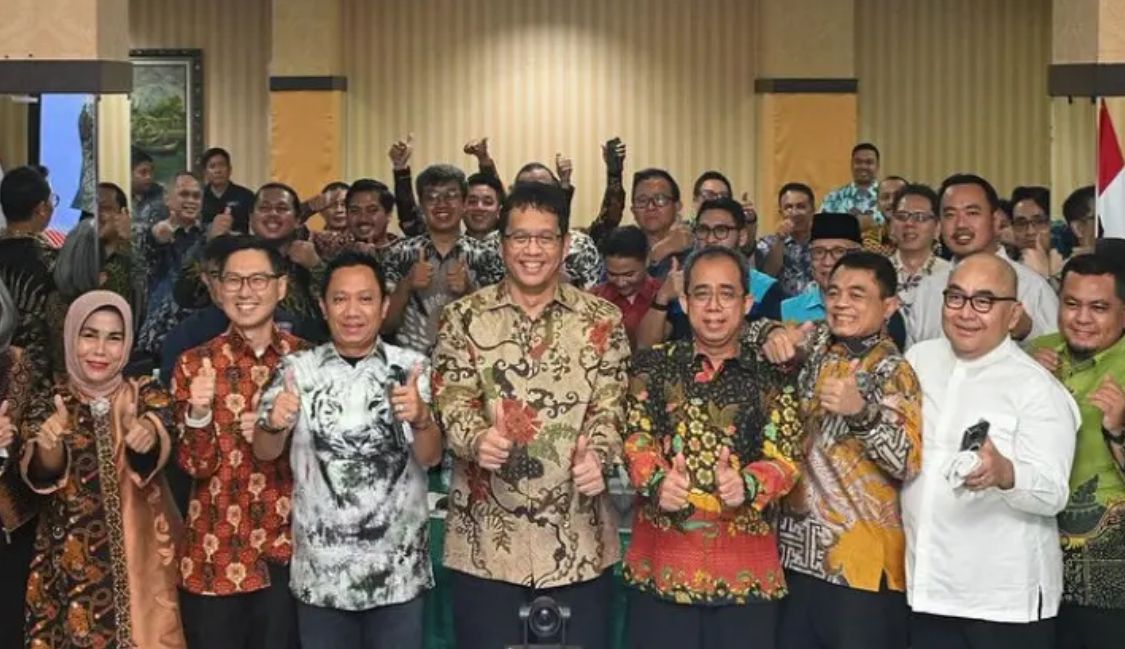 PELAKU SEJARAH: Owner PR Cahaya Pro H. Fathor Rosi (batik putih) saat meeting dengan Menteri Keuangan Purbaya. (Ist/Kabar Madura)