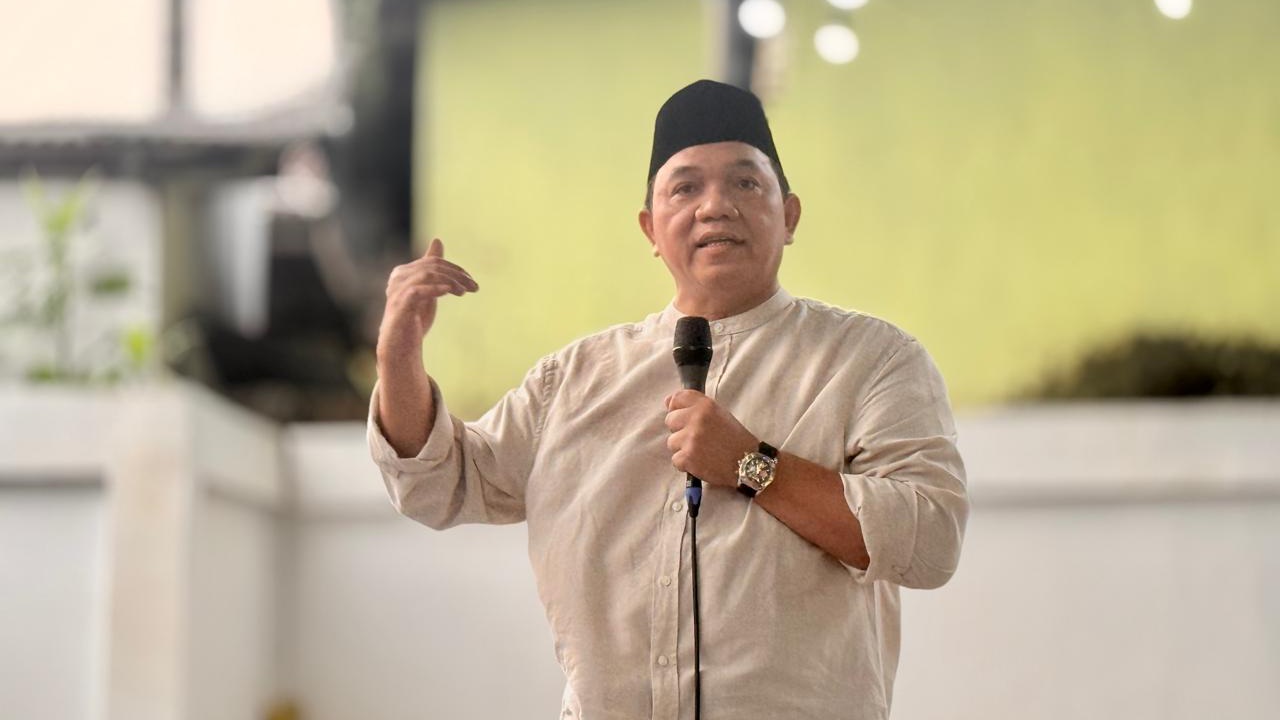 BERWIBAWA: Achsanul Qosasi menyampaikan sambutan saat bukber KUP Pojur. (K-TV/Ong)