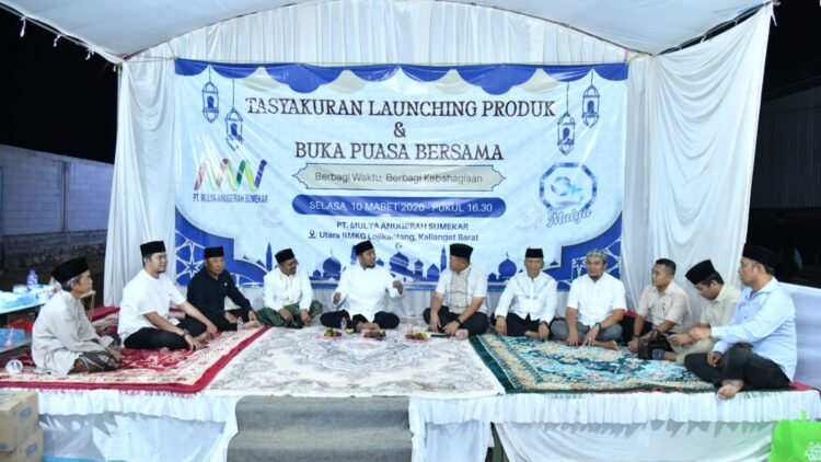 MENDUKUNG: Bupati Sumenep Achmad Fauzi Wongsojudo (mengangkat kedua tangan) mengapresiasi pengusaha yang terus berinovasi. (Moh. Razin/Kabar Madura)