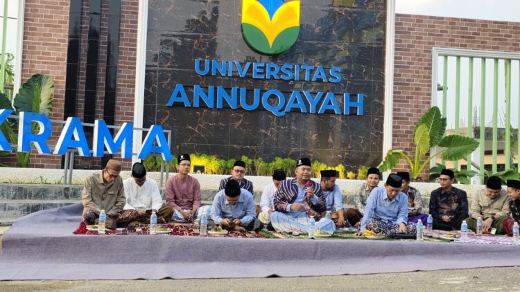 MENYEJUKKAN: Suasana keakraban pimpinan Universitas Annuqayah IKA UA dalam forum konsolidasi dan buka bersama di area kampus. (Moh. Razin/Kabar Madura)