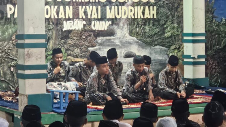 LANCAR: Suasana kegiatan Ramadan Camp 2026 di Islamic Boarding School (IBS) Padepokan Kyai Mudrikah Kembang Kuning (PKMKK) Pamekasan yang diikuti 197 santri. (KM/IST)