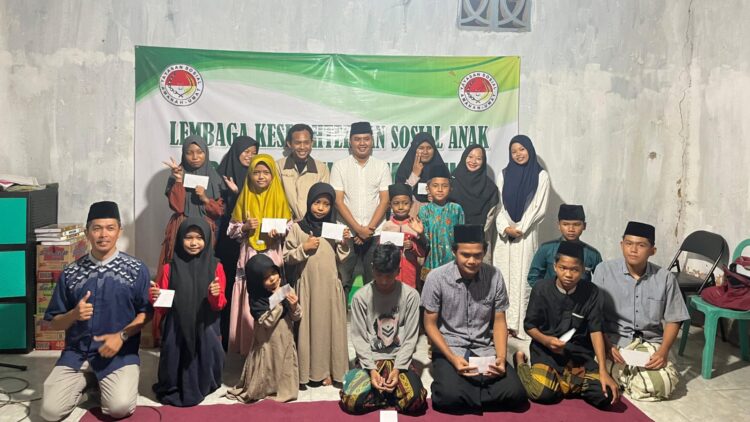 SPIRIT KEMANUSIAAN: Anak-anak Panti Asuhan Amanah Lenteng mendapatkan santunan di Dies Natalis ke-2 FIK Prodi Kajian Film, Televisi, dan Media UNIBA Madura. (Moh. Razin/Kabar Madura)