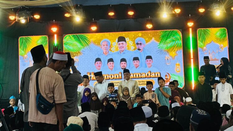 SPIRIT KEMANUSIAAN: Di tengah-tengah kegiatan Harmoni Ramadan, Majelis Tangga Seribu menyantuni anak yatim dan duafa dari Wakil Presiden RI. (Hairul Anam/Kabar Madura)