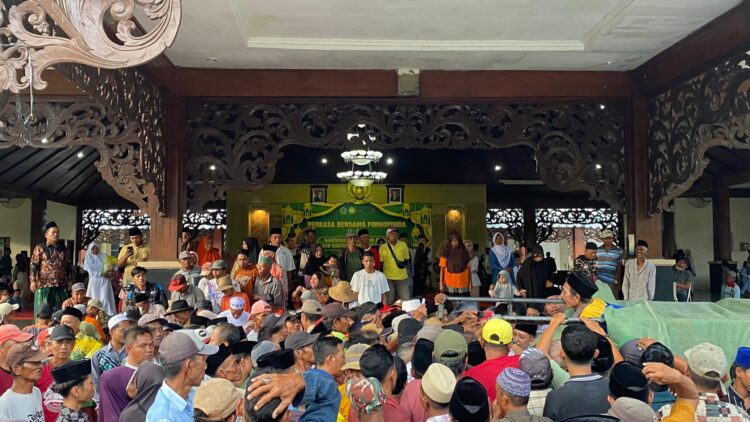 MEMBELUDAK: Ratusan anak yatim, tukang becak, dan PKL memadati acara Perkasa bersama Forkopimda Pamekasan. (Syamsul Arifin/Kabar Madura)