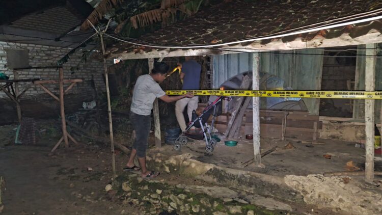 ANTISIPATIF: Tim Inafis Satreskrim Polres Pamekasan bersama personel Polsek Larangan telah mengamankan sejumlah barang bukti akibat ledakan mercon. (Ist/Kabar Madura)