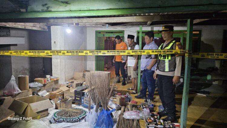 MERESAHKAN: Polsek Larangan Pamekasan mengamankan pelaku home industri bahan peledak. (Ist/Kabar Madura)