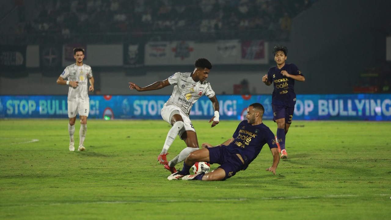 BANGKIT, CONG!: Pemain Madura United saat berjibaku di lapangan dalam laga tanding Super League 2025/2026. (Safira Nur Laily/Kabar Madura)