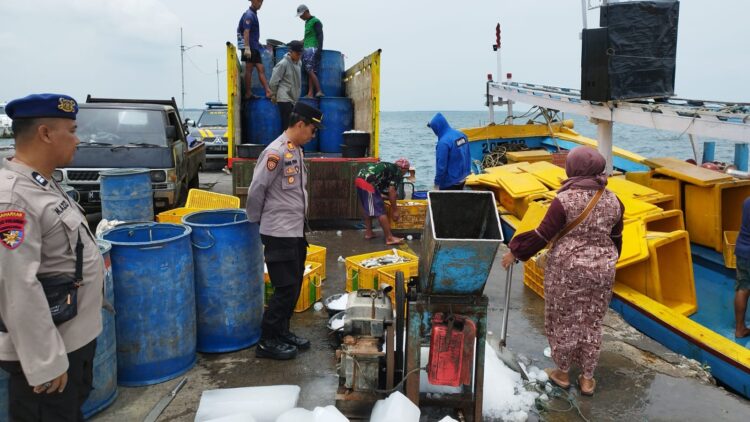 BERPANAS-PANASAN: Polsek Tlanakan memantau destinasi wisata H+3 Lebaran. (Ist/Kabar Madura)