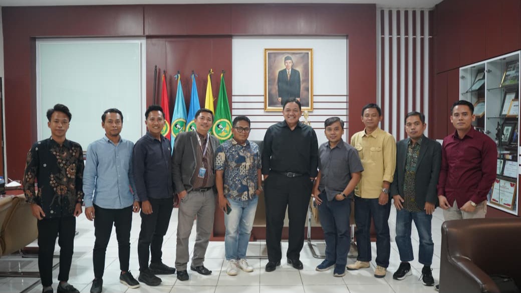 MENGINSPIRASI: Achsanul Qosasi sejauh ini telah berkiprah banyak untuk kemajuan Madura. (Moh. Razin/Kabar Madura)