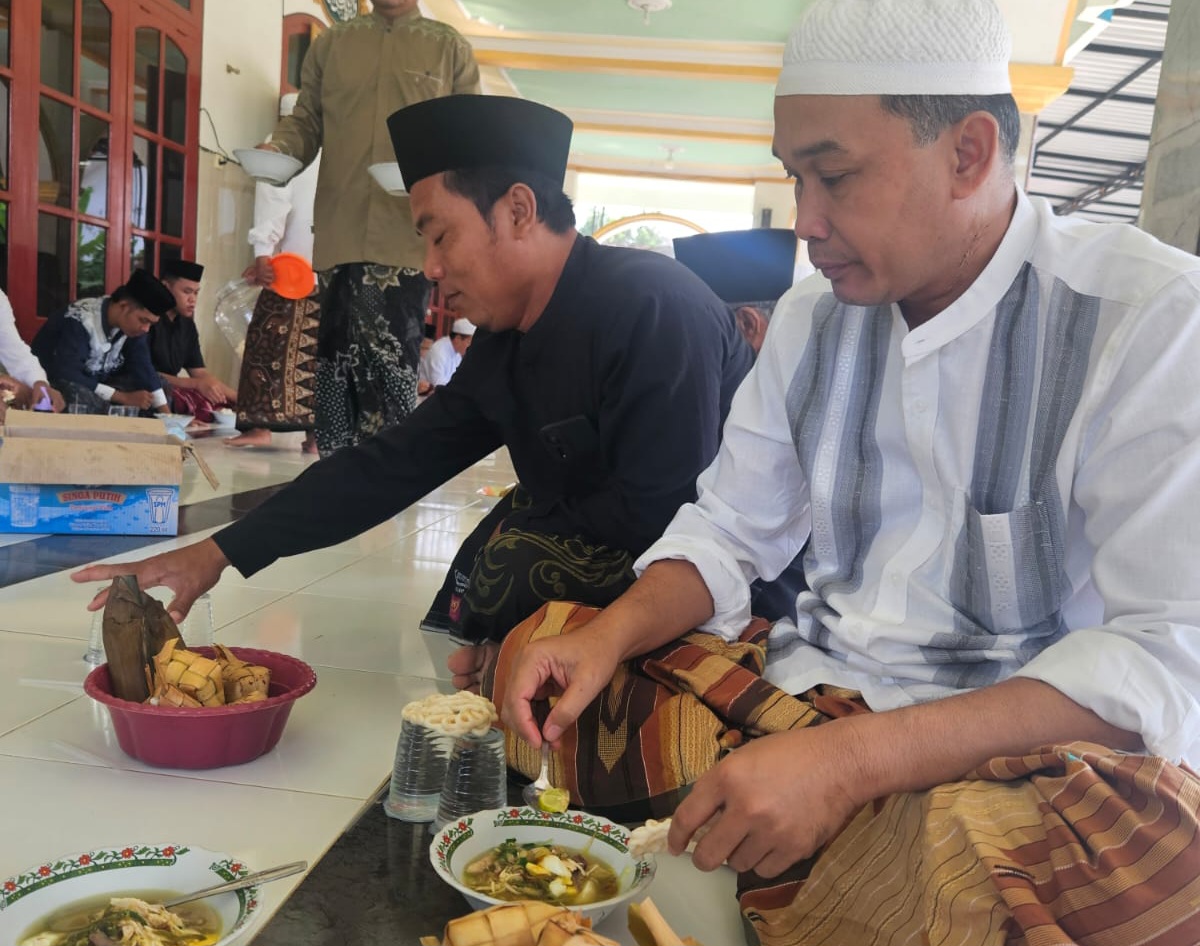 MENGINSPIRASI: Dr Mohammad Holis (kanan) sedang menikmati menu khas Tellesen Katopak. (Achmad Muhlis/Kabar Madura)