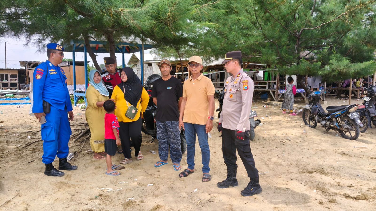 UNTUK MASYARAKAT: Kapolsek Pademawu turun langsung memberikan imbauan kepada masyarakat di tepi pantai. (Ist/Kabar Madura)