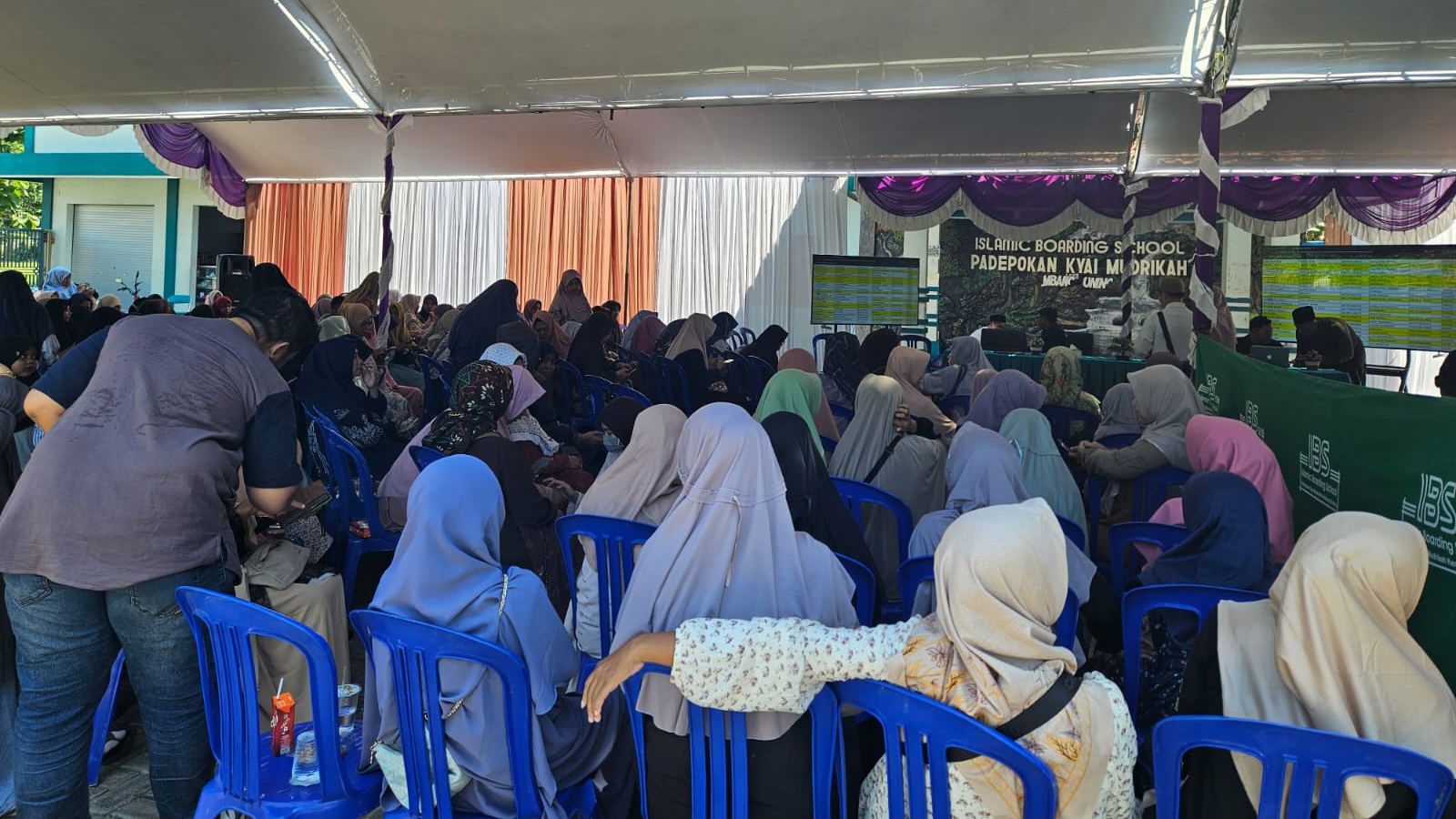 LUAR BIASA: Para orangtua santri menghadiri Temu Wali Santri IBS PKMKK dan Integrasi School Talk. (Ist/Kabar Madura)