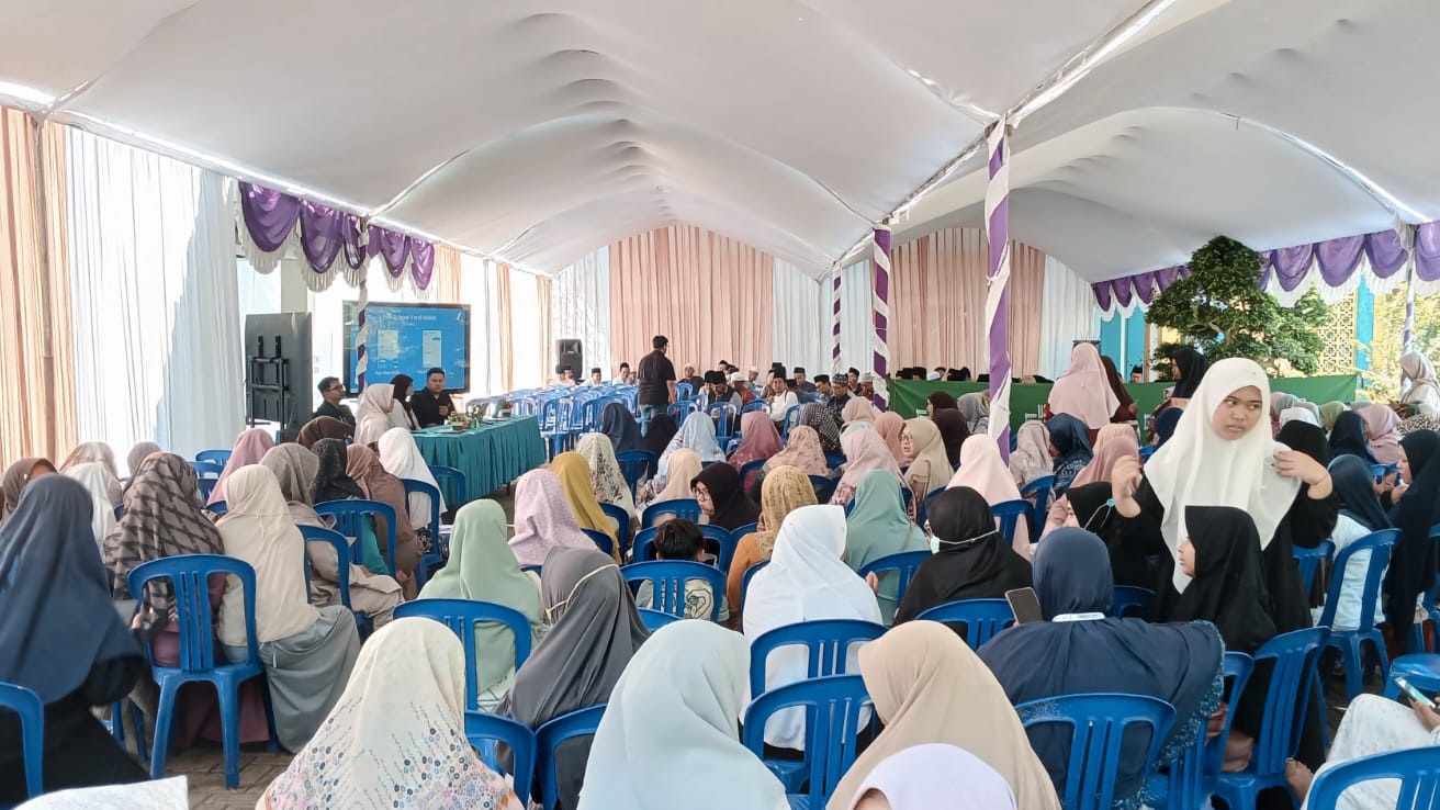 MOMENTUM MENCERAHKAN: Suasana wali santri saat menghadiri Temu Wali Santri IBS PKMKK. (Ist/Kabar Madura)