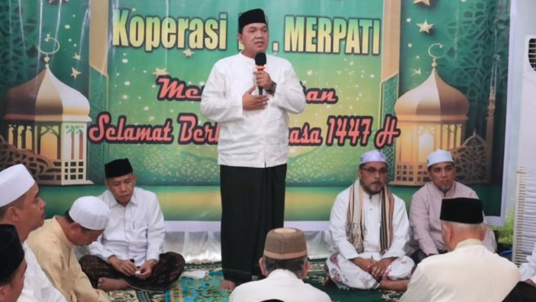 TEBAR MANFAAT: Prof. Achsanul Qosasi hadir dan memberikan pencerahan ke anggota saat RAT PS Merpati. (Ist/Kabar Madura)