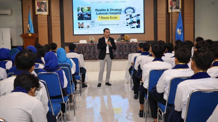 MENCERAHKAN: Muhammad Romli selaku Komisaris sekaligus Plt Direktur Utama PT Sumekar (Perseroda) saat membekali mahasiswa Teknik UTM terkait kesiapan kerja dan jiwa wirausaha. (Ist/Kabar Madura)