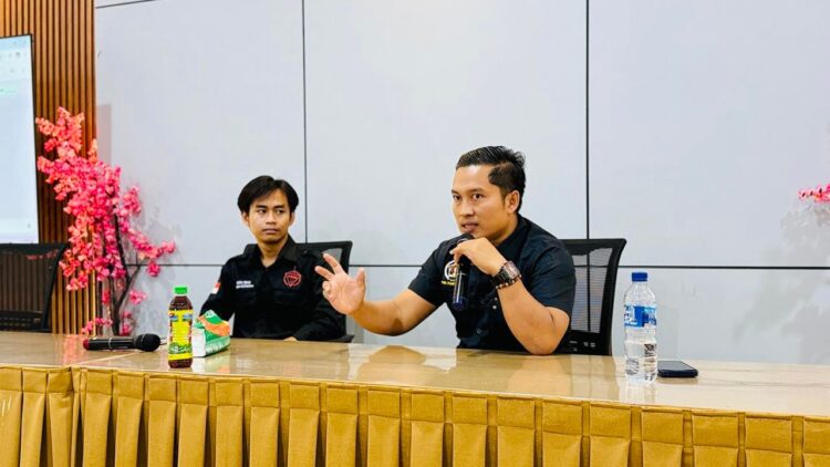 TEGAS: Ketua PWI Pamekasan Hairul Anam saat menjadi pemateri “Sekolah Investigasi” Perhimpunan Pers Mahasiswa Indonesia (PPMI). (Khoyrul Umam Syarif/Kabar Madura)