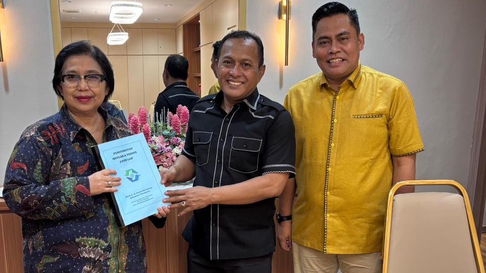TERUS BERGERAK: Wabup Pamekasan H. Sukriyanto (tengah) saat memperjuangkan masyarakatnya agar mendapatkan pelayanan prima terkait BPJS Kesehatan. (Mulyadi Izhaq/Kabar Madura)